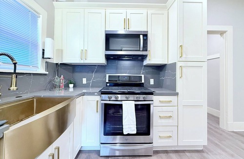 Wallingford Apartment | Light filled apt in Historic Home by UW & Downtown