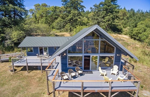 Friday Harbor House | Light-Filled Cabin on Percich Pond! 10 minutes away from Friday Harbor!