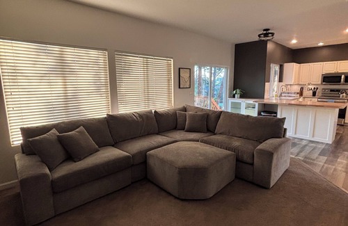 Sherwood - Tualatin South House | Light-Filled Modern PNW Retreat — Tualatin 3BR