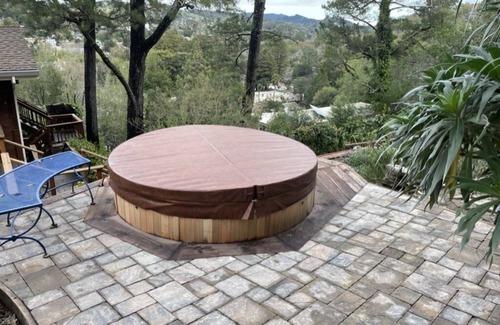Fairfax House | Light filled, tree house, surrounded by nature. 7 minute walk from downtown.