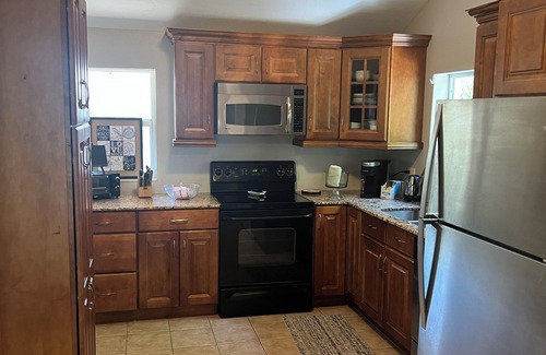 Indian Beach Sapphire Shores Cottage | Light filled walk to bay 1 King BR,1 BA private cottage by the Ringling Museum