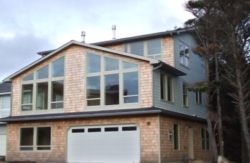 Agate Beach House | Lighthouse and Ocean Views. Ask about Winter Specials!
