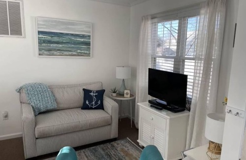 Morehead City House | Lighthouse Cottage DOG FRIENDLY -Historic District