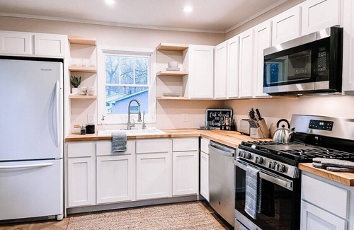 New Buffalo Cottage | Lighthouse Cottage - Family & Pet Friendly
