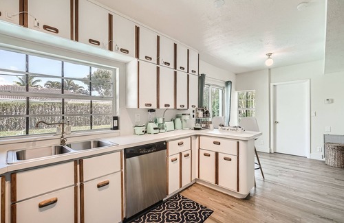 Lighthouse Point House | Lighthouse Point Beach Home: 10 min to beach 🏖️, sleeps 10, pool 🏊‍♀️, golf, pickle🎾