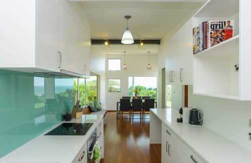 Waimarama Cottage | Lightning Ridge Retreat - Waimarama Holiday Home