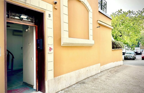 San Giovanni House | Like a small villa in Rome, independent with terrace and small private garden.