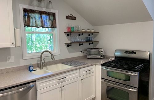 Ontario City House | Like New 2-bedroom Home near Lake Ontario