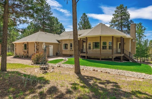 Colorado Springs House | Lil’ Breezy, 10 guests, Pickleball, Movie Theater