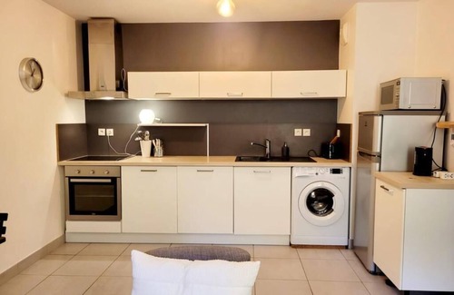 Waldeck-Sully Apartment | Lil Bretech: Terrace and covered parking