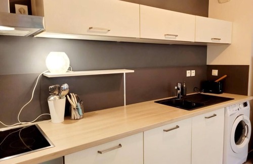 Waldeck-Sully Apartment | Lil Bretech: Terrace and covered parking