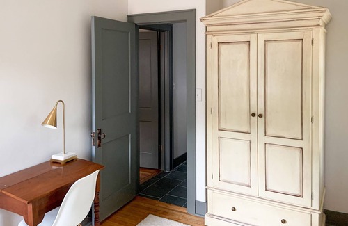 Marquette House | Lil’ Deby’s Crabapple Cottage - MQT EAST SIDE