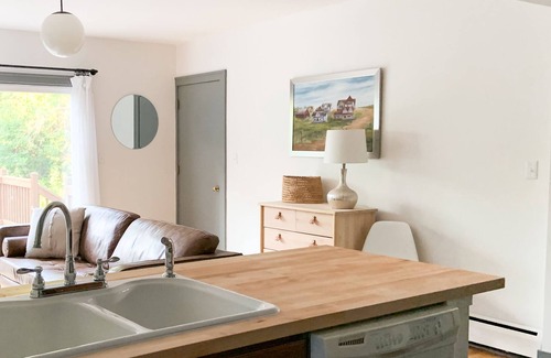Marquette House | Lil’ Deby’s Crabapple Cottage - MQT EAST SIDE