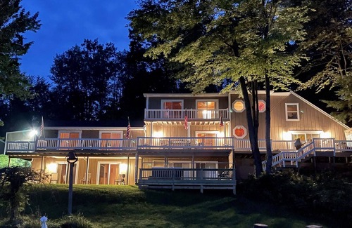 Reed City Apartment | Lilli’s Pad Lakeside Apartment with Hot Tub