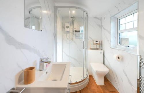 Kilmarnock House | Lily Wood Cottage outside Hurlford