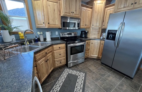 Estelline House | Lilypad,Hottub,FireRing,LakeFront,Sleeps10