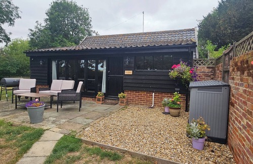Stowmarket Cottage | Lilys Cottage - Sleeps 2 - Pet friendly