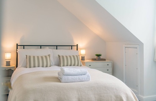 Etchinghill Apartment | Lilywood - a holiday let by Bloom Stays that sleeps 12 guests in 4 bedrooms
