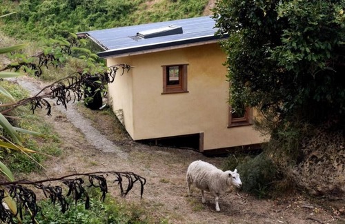 Broomfield Cabin | Lime Hut with wood burning sauna - Waipara Narrows offgrid
