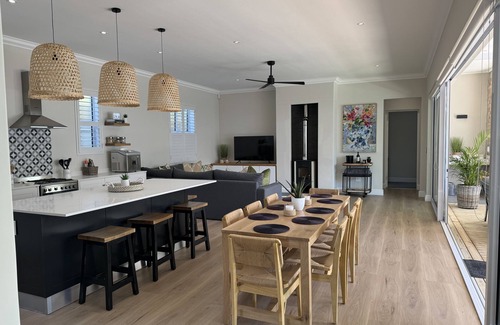Alphen Cottage | Lime Tree CottagenDesigner 3 Bedroom Cottage in Constantia with a splash-pool