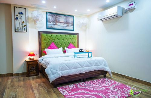 Sector 15 Hotel | Lime Tree Hotel Near 32nd Milestone