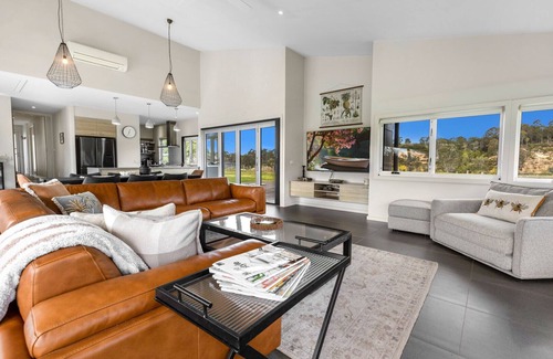 Swan Reach House | Limestone Views: Discover this farmhouse set in a bend of the Tambo River