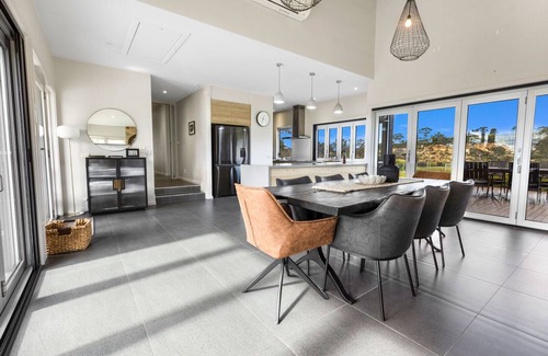 Swan Reach House | Limestone Views: Discover this farmhouse set in a bend of the Tambo River