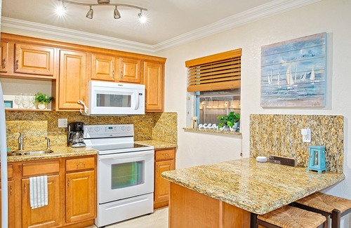 Southwest House | Limited time deal! TIKI HUT + POOL 4 BR Coastal Cottage- Dream Vacation