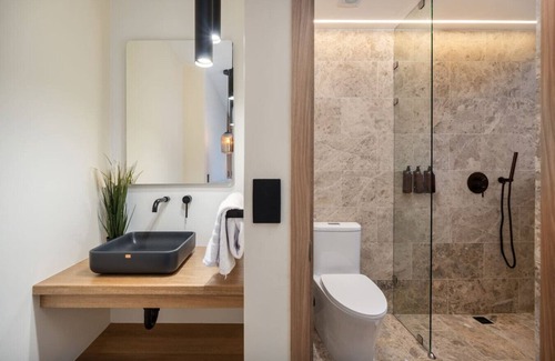 Zona Rosa Hotel | LIN Hotel Standar suite with AC near Provence