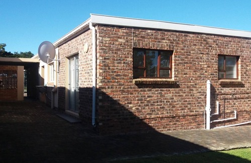 Port Elizabeth Apartment | Lin's Guest Flat, Framesby, Port Elizabeth.