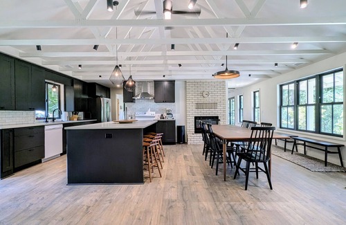 Newberg House | Lince House ~ In the Center of it All!