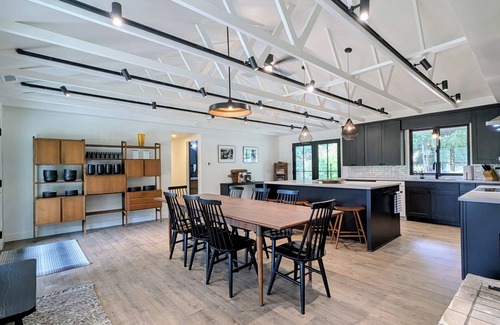 Newberg House | Lince House ~ In the Center of it All!