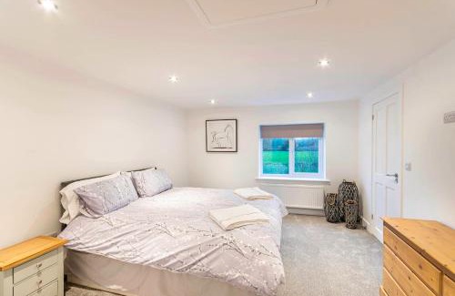 Barnby in the Willows House | Lincoln Country Cottage Large Garden & Free Parking