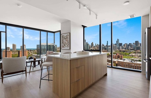 River North Apartment | Lincoln Park Getaway: Skyline Views & Luxury
