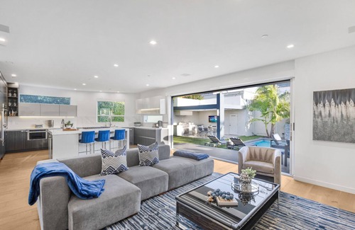 Carthay Circle Villa | Lindenhurst - Warm Conventional Home on a Prime Location
