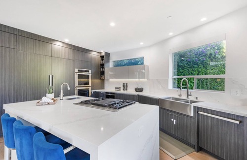 Carthay Circle Villa | Lindenhurst - Warm Conventional Home on a Prime Location