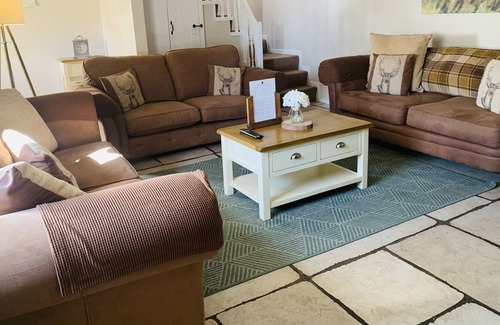 Lowick House | LINDISFARNE COTTAGE, pet friendly, with hot tub in Lowick