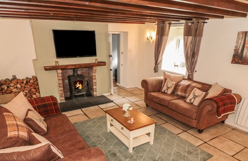 Lowick House | LINDISFARNE COTTAGE, pet friendly, with hot tub in Lowick