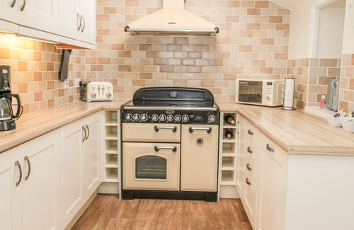 Lowick House | LINDISFARNE COTTAGE, pet friendly, with hot tub in Lowick