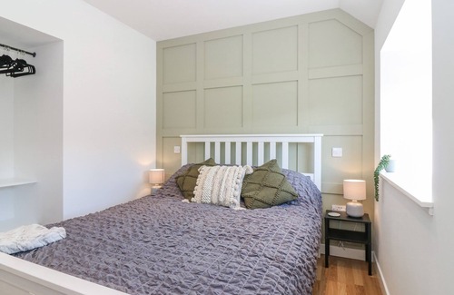 Kirriemuir Cottage | LINDSAY COTTAGE, pet friendly, with open fire in Northmuir