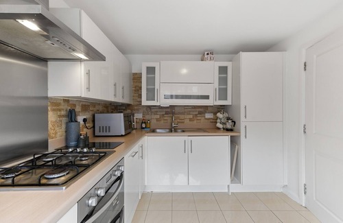 Maidenhead House | Lindsey Serviced 4 Bedroom 2 Bath house with Parking Maidenhead