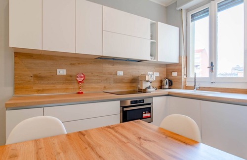 Parella Apartment | Linea Metro, AC, gruppi, con balcone: White Metro*