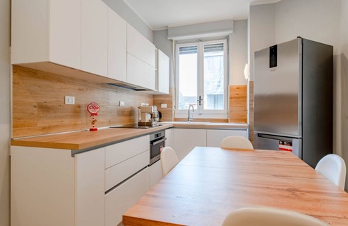 Parella Apartment | Linea Metro, AC, gruppi, con balcone: White Metro*