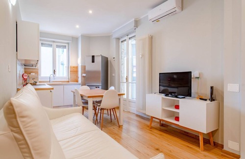 Parella Apartment | Linea Metro, AC, gruppi, con balcone: White Metro*