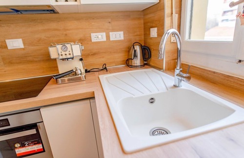 Parella Apartment | Linea Metro, AC, gruppi, con balcone: White Metro*