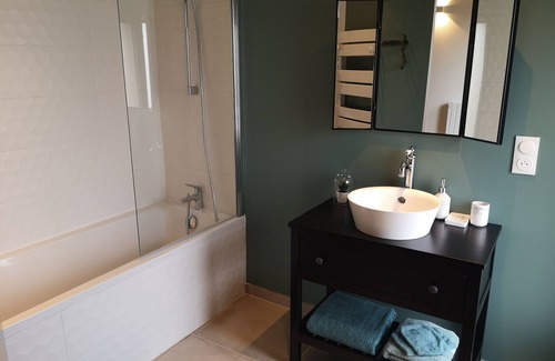 Beaurevoir House | Linen room with free private parking