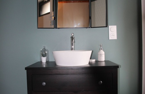 Beaurevoir House | Linen room with free private parking