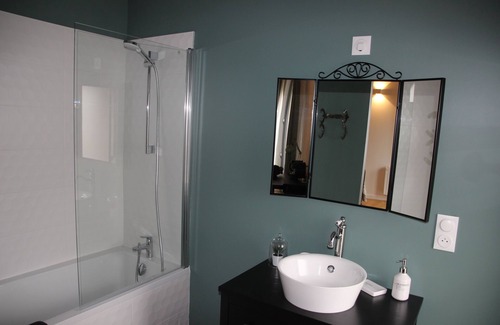 Beaurevoir House | Linen room with free private parking