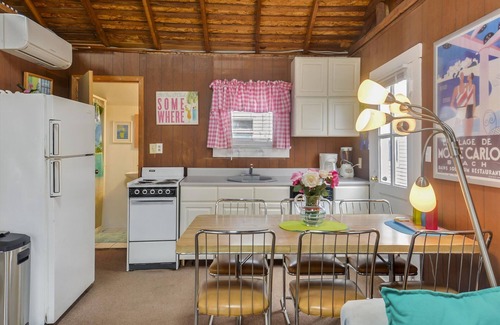 Rehoboth by the Sea Cottage | LINENS INCLUDED*! STEPS TO OCEAN, DEWEY BEACH, WALK TO RESTAURANTS & MORE. One story, 2 bedroom 1 bathroom, cottage just steps from the ocean.