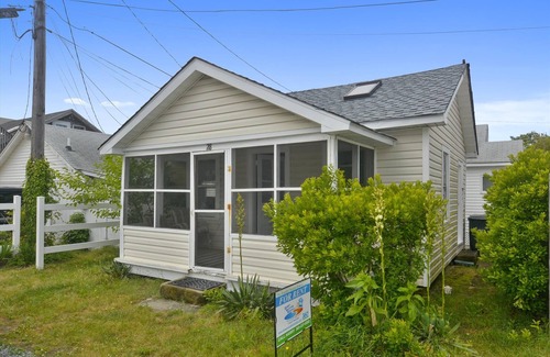 Rehoboth by the Sea Cottage | LINENS INCLUDED*! STEPS TO OCEAN, DEWEY BEACH, WALK TO RESTAURANTS & MORE. One story, 2 bedroom 1 bathroom, cottage just steps from the ocean.